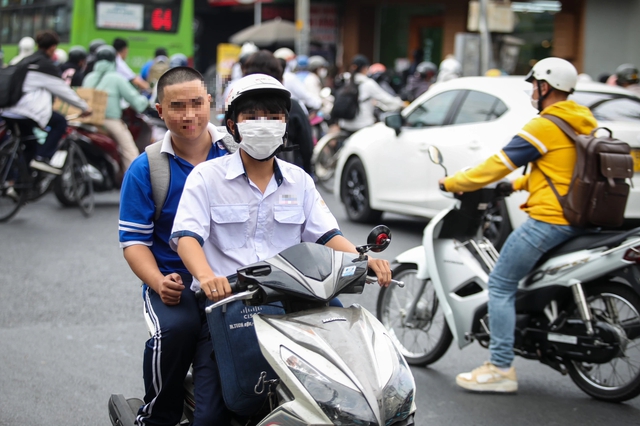 Học sinh vi phạm luật giao thông trên đường phố TP.HCM