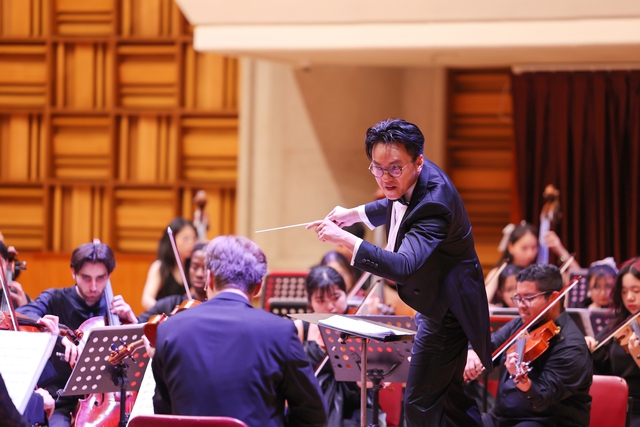 Trần Nhật Minh làm nhạc trưởng khách mời của Dàn nhạc Giao hưởng trẻ thế giới- Ảnh 1.