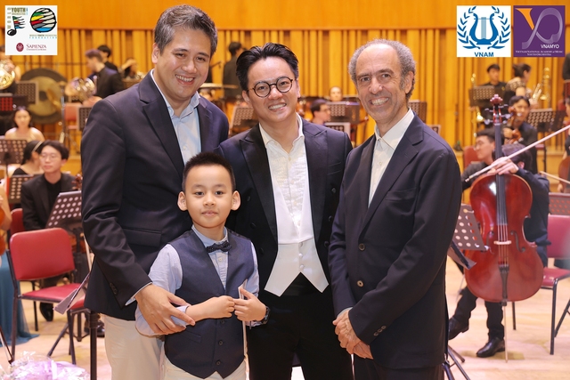 Trần Nhật Minh làm nhạc trưởng khách mời của Dàn nhạc Giao hưởng trẻ thế giới- Ảnh 2.