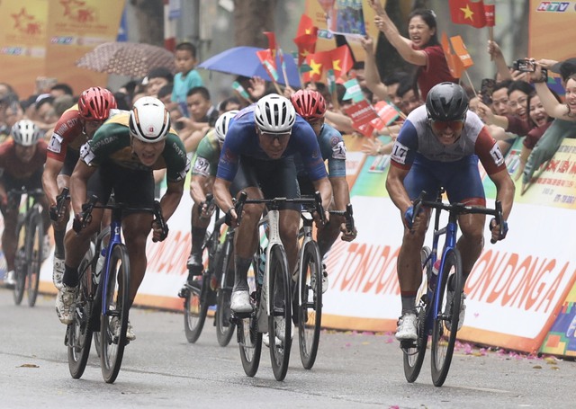 Tay đua Việt Nam đầu tiên thắng chặng, áo vàng lại đổi chủ ở Cúp truyền hình- Ảnh 1.