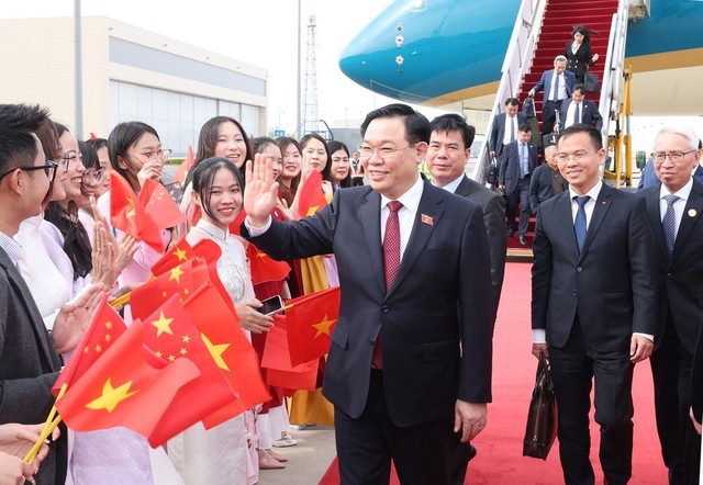 Chủ tịch Quốc hội Vương Đình Huệ đến Bắc Kinh bắt đầu thăm chính thức Trung Quốc- Ảnh 2.