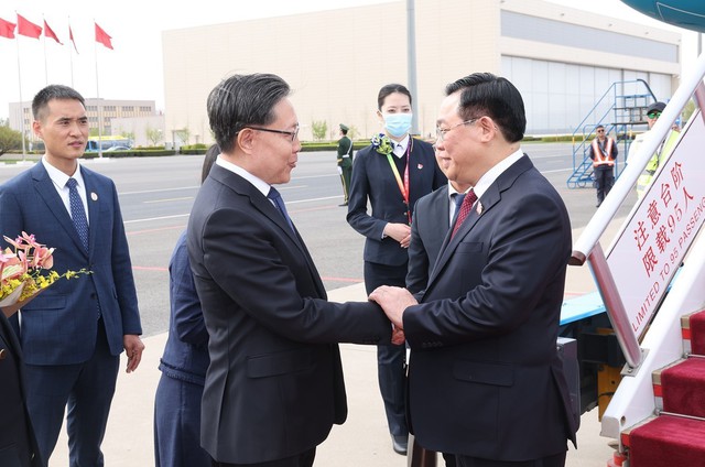 Chủ tịch Quốc hội Vương Đình Huệ đến Bắc Kinh bắt đầu thăm chính thức Trung Quốc- Ảnh 1.