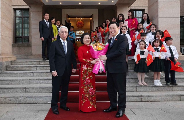 Chủ tịch Quốc hội Vương Đình Huệ gặp cộng đồng người Việt Nam tại Trung Quốc- Ảnh 1.