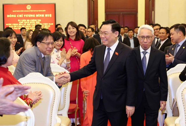 Chủ tịch Quốc hội Vương Đình Huệ gặp cộng đồng người Việt Nam tại Trung Quốc- Ảnh 2.