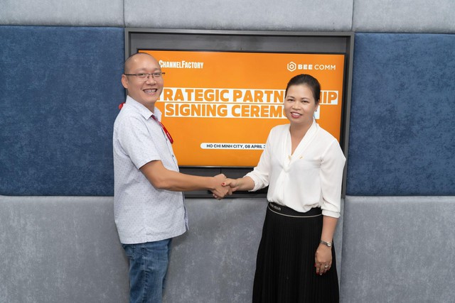 Ông Khánh Ngô, Quản lý Quốc gia tại Việt Nam của Channel Factory và bà Oanh Đặng, Giám đốc điều hành Bee Comm tại buổi ký kết