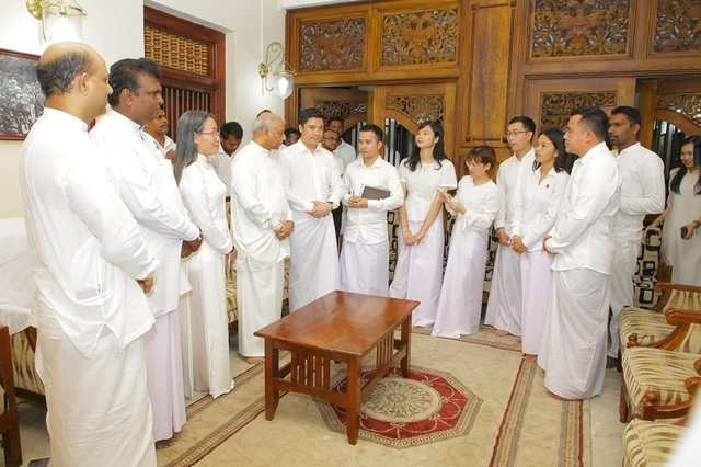 Đoàn đại biểu thanh niên VN gặp mặt Thủ tướng Sri Lanka Dinesh Gunawardena (thứ tư từ trái qua) tại chùa Răng Phật ở TP.Kandy