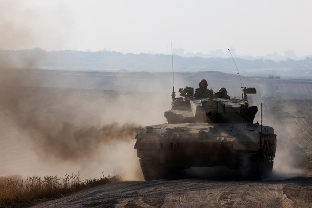 Xe tăng Israel tuần tra dọc theo biên giới Gaza-Israel ngày 7.4