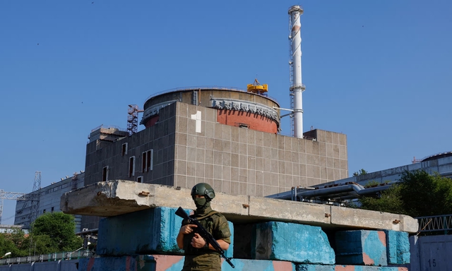 Binh sĩ Nga đứng gác tại nhà máy điện hạt nhân Zaporizhzhia