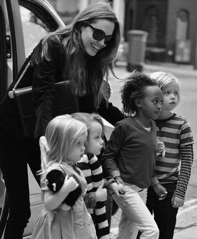 Sau tố cáo Brad Pitt bạo hành, Angelina Jolie tươi tắn xuống phố cùng con gái- Ảnh 3.