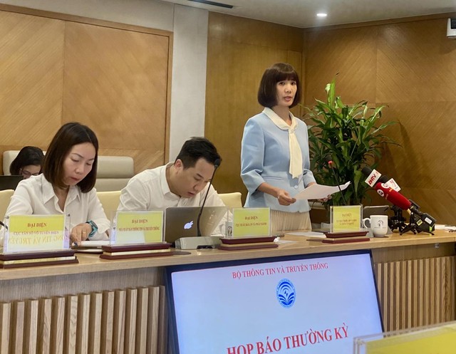 Bà Nguyễn Thị Thanh Huyền, Phó cục trưởng Cục Phát thanh, truyền hình và thông tin điện tử, chia sẻ thông tin tại buổi họp báo