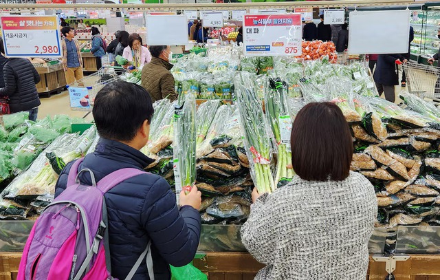Người dân lựa tỏi tây tại một khu chợ ở Seoul, Hàn Quốc ngày 26.3.2024