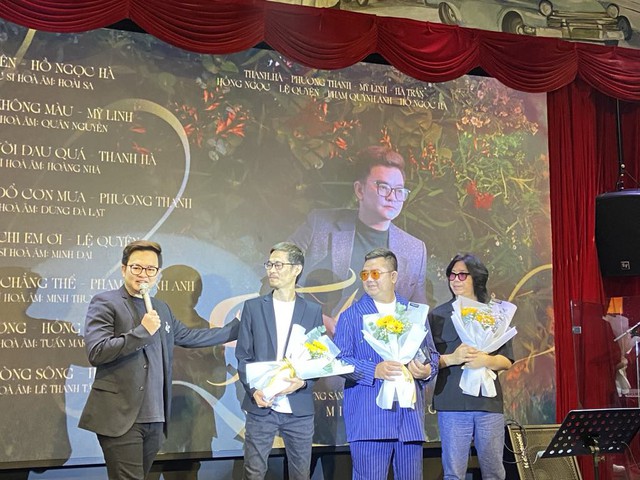 Nguyễn Minh Cường chia sẻ lời cảm ơn với 3 nhạc sĩ hòa âm: (từ phải qua) Dũng Đà Lạt, Tuấn Mario, Quân Nguyễn