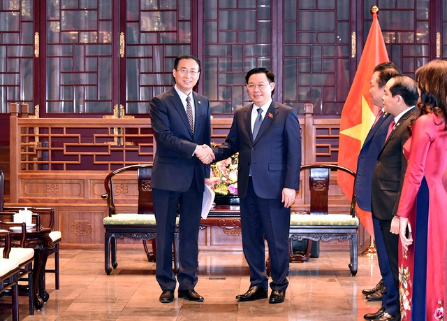 Chủ tịch Quốc hội Vương Đình Huệ và Phó chủ tịch Tập đoàn Năng lượng Trung Quốc (Energy China) kiêm Chủ tịch Tập đoàn Năng lượng quốc tế Trung Quốc (China International Energy Group) Lã Trạch Tường
