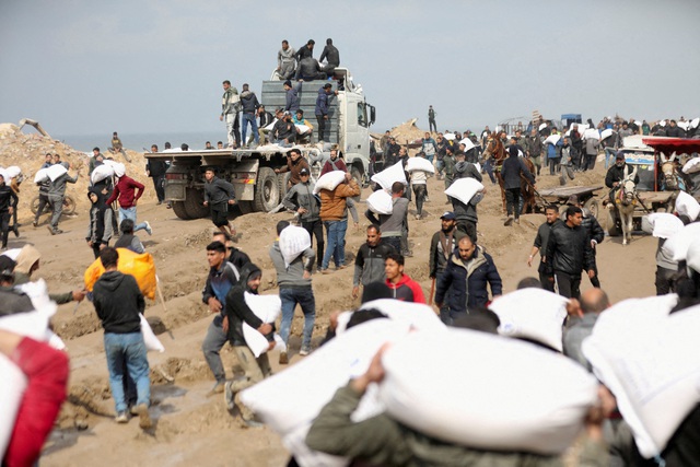 Người Palestine nhận viện trợ nhân đạo ở Gaza ngày 19.2.2024