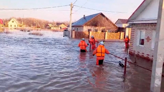 Một khu vực ở TP.Orsk của Nga bị ngập trong ngày 6.4