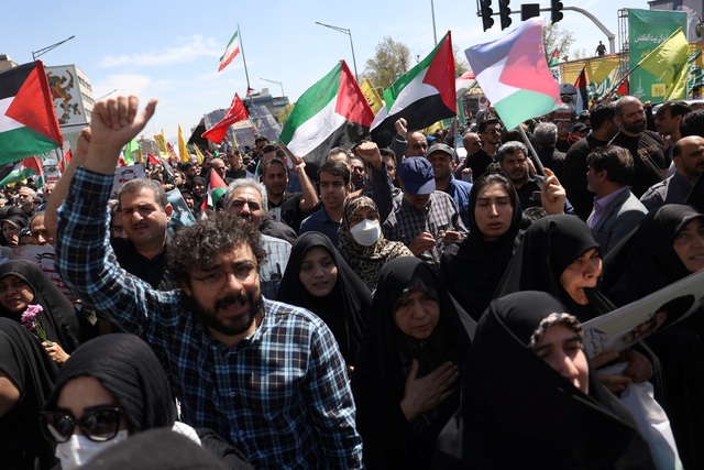Người dân Iran trong một cuộc tuần hành sau tang lễ của các thành viên Lực lượng Vệ binh Cách mạng Hồi giáo Iran thiệt mạng trong một cuộc không kích của Israel tại đại sứ quán Iran ở thủ đô Damascus (Syria) ngày 5.4.2024