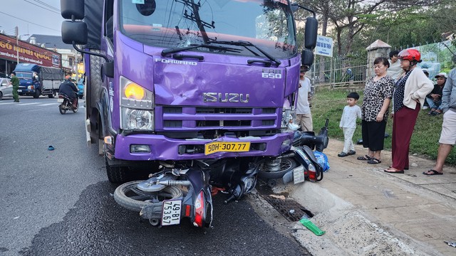 Hiện trường vụ tai nạn trên đường Mai Anh Đào