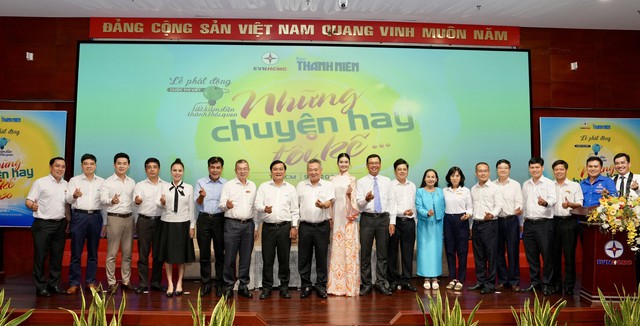 Đai diện Tập đoàn Điện lực Việt Nam, lãnh đạo EVNHMC, Ban Biên tập Báo Thanh Niên, các đại biểu và đại sứ chương trình chụp ảnh lưu niệm