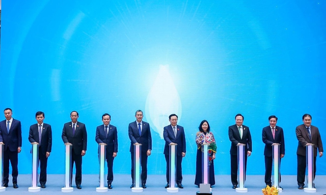Chủ tịch Quốc hội Vương Đình Huệ cùng quan chức cao cấp Việt Nam, Trung Quốc, Vietnam Airlines và Saigontourist Group nhấn nút khai mạc sự kiện vào sáng 9.4 tại Bắc Kinh