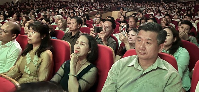 Khán giả nước bạn Lào nhiều thế hệ say sưa theo dõi vở kịch. Những kỷ niệm đẹp trong hành trình ngoại giao hai nước dần được khơi lại mạnh mẽ đầy xúc động
