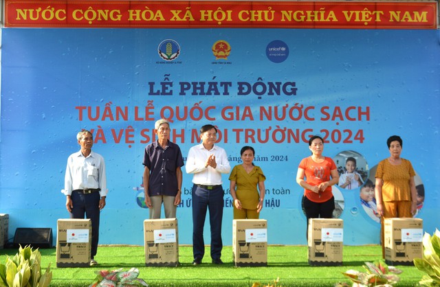 Thứ trưởng Bộ NN-PTNT Nguyễn Hoàng Hiệp (thứ 3 từ trái sang) trao tặng máy lọc nước cho người dân