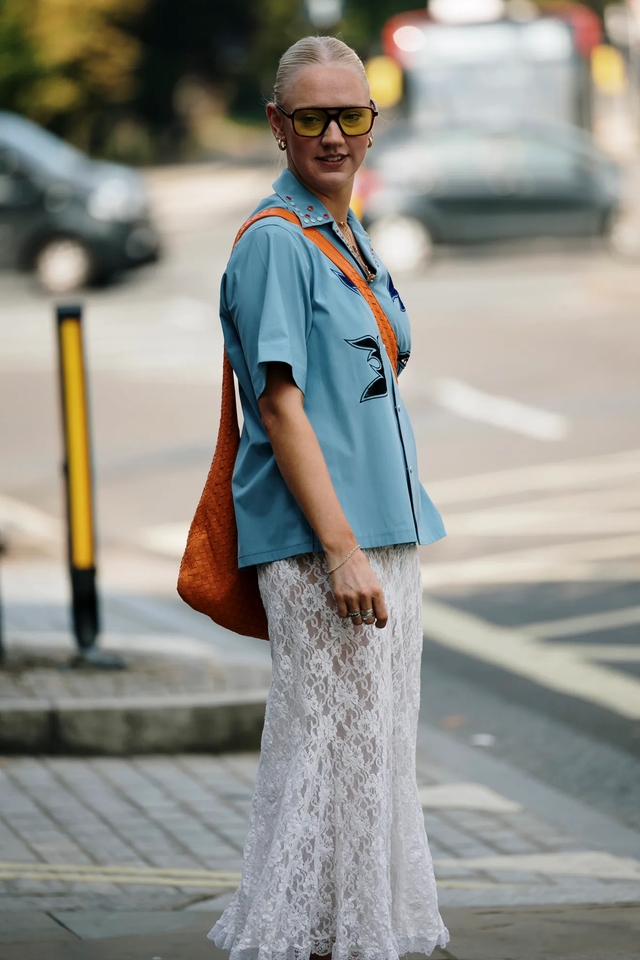 Chiếc áo sơ mi xanh lam trở nên sống động khi được phối cùng chân váy ren trắng có phần xòe phía dưới của một cô nàng fashionista đường phố