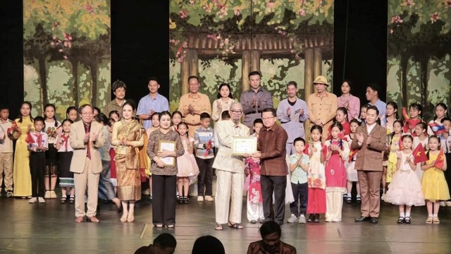 Thứ trưởng Bộ Thông tin, Văn hóa và Du lịch Lào trao bằng khen cho sân khấu Lệ Ngọc