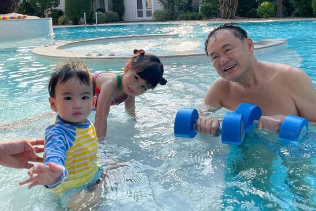 Ông Thaksin cầm tạ trong hồ bơi tại nơi ở của mình ở Bangkok
