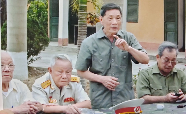 Đại tá Vũ Đình Hòe ôn lại kỷ niệm chiến đấu trên đồi A1 cùng đồng đội (2004)