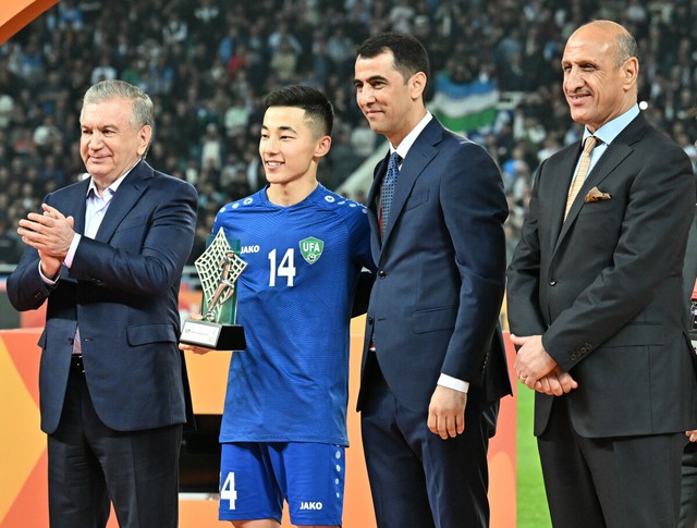 Abbosbek Fayzullaev (áo xanh) liên tục thi đấu rực sáng và được đánh giá là cầu thủ Uzbekistan đáng xem nhất hiện tại