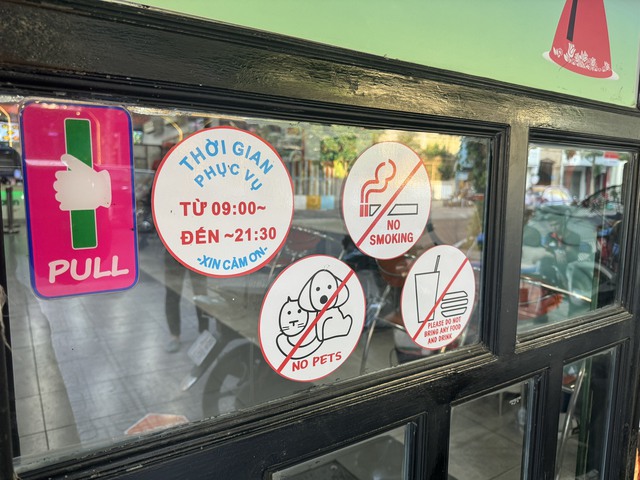 Biển hiệu cấm thú cưng, cấm hút thuốc... được dán trước cửa một quán ăn