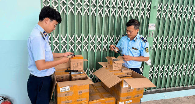 Đội QLTT số 1, Cục QLTT Phú yên vừa tạm giữ lô hàng 4.500 chai nước hoa nhãn hiệu nước ngoài không rõ chủ nhân