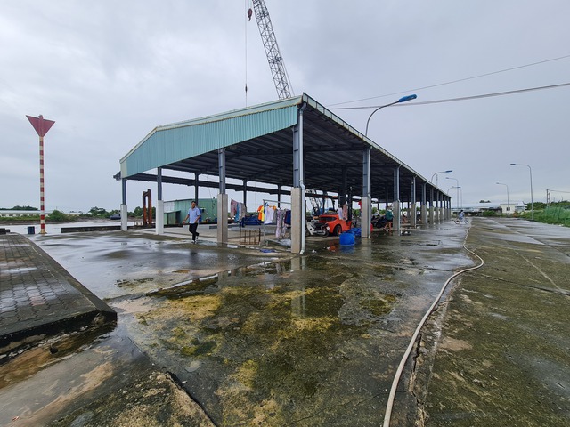 Bến cá Hố Gùi (xã Nguyễn Huân, H.Đầm Dơi, Cà Mau) trị giá 70 tỉ đồng, được đưa vào hoạt động 5 năm nhưng có không tuyến đường bộ đấu nối vào bến cá