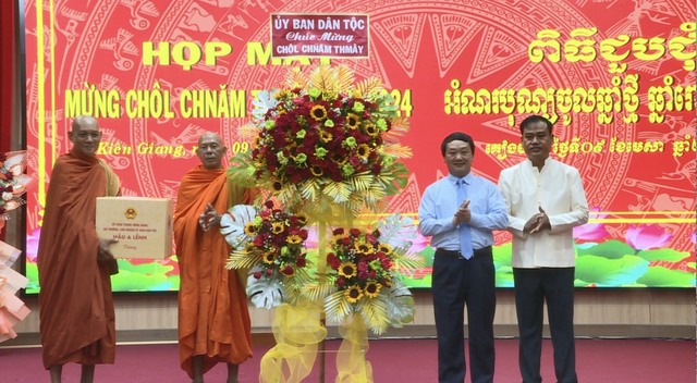 Chủ nhiệm Ủy ban Dân tộc Hầu A Lềnh (thứ hai, từ phải qua) tặng hoa, quà cho Hội Đoàn kết sư sãi yêu nước tỉnh Kiên Giang
