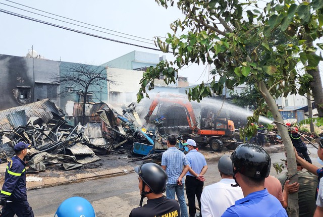 Lực lượng PCCC và cứu nạn cứu hộ - Công an TP.Đà Nẵng triển khai dập lửa
