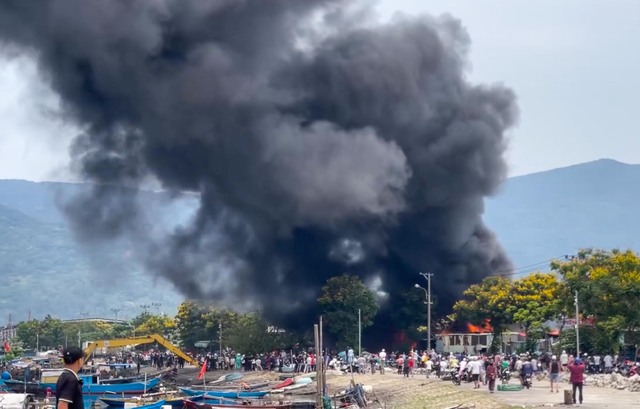 Đám cháy bùng phát dữ dội tại khu nhà xưởng gần cảng cá Thọ Quang tạo cột khói cao hàng chục mét