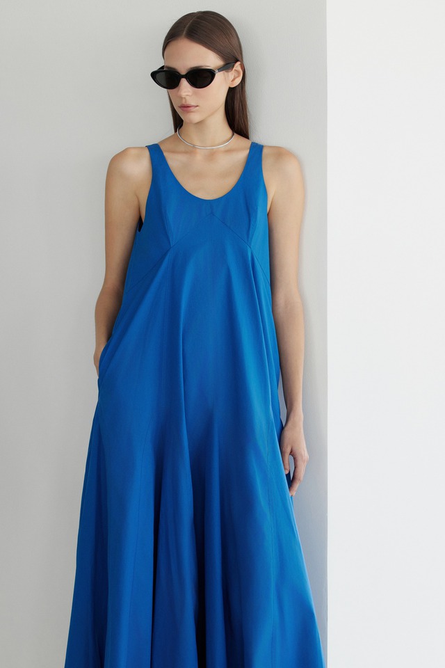 Chất liệu vải thô luôn được ưu ái trên những thiết kế váy dài mùa hè. Gam màu xanh dương dịu mát hay xanh lá mạ, xanh ngọc... đều có những bí ẩn và sức cuốn hút riêng khi được chắp cánh cùng vải cotton, linen