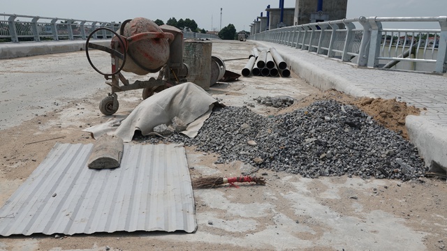 Dụng cụ thi công và vật liệu xây dựng nham nhở trên cầu giao thông