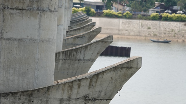 Trụ chân các khoang ngăn sông được xây dựng theo hình mũi thuyền