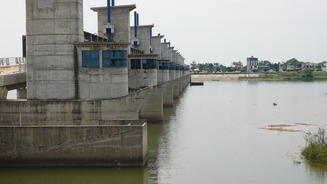 Đập dâng hạ lưu sông Trà Khúc sau gần 5 năm thi công vẫn còn dang dở