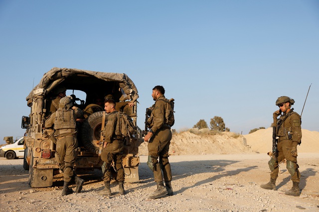 Binh sĩ Israel chuẩn bị tiến vào Gaza ngày 7.4