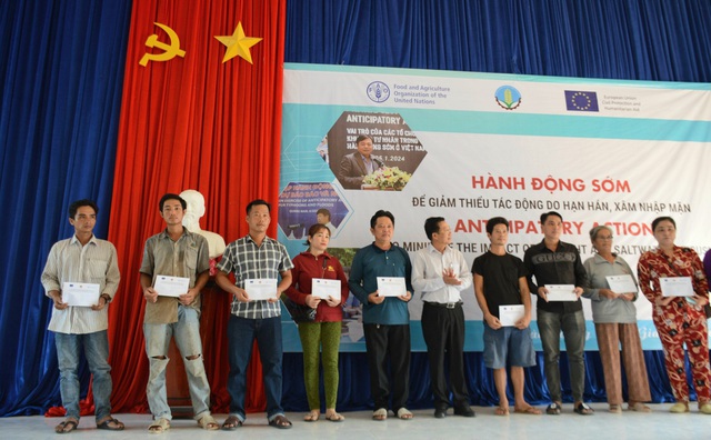 Những hộ dân ở xã Khánh An nhận hỗ trợ tiền mặt vào ngày 9.4