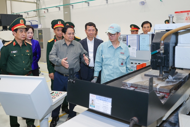 Thủ tướng thăm xưởng sản xuất sản phẩm cơ khí chất lượng cao của Viettel