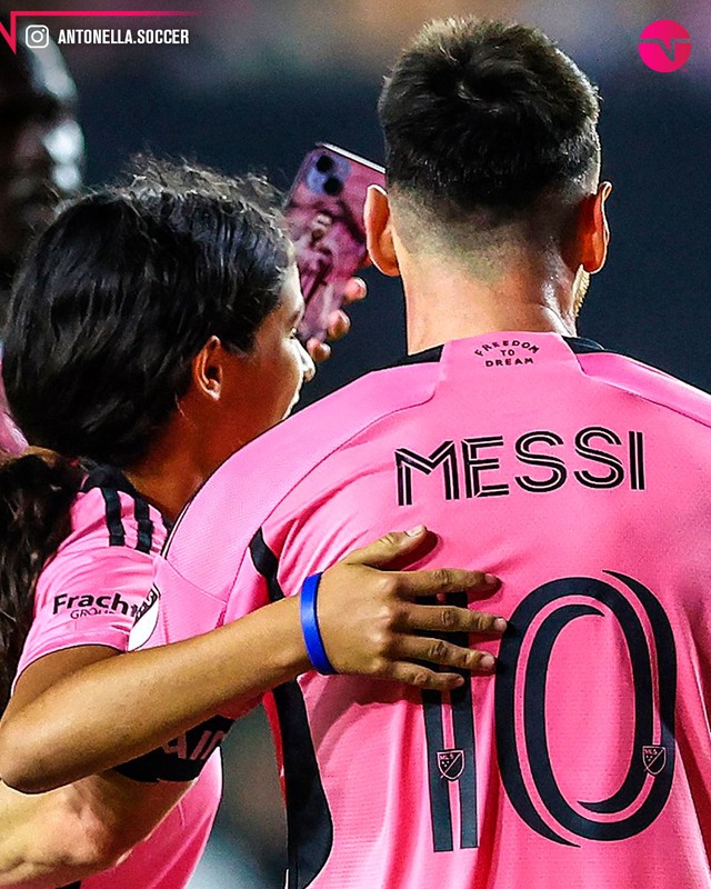 Hé lộ danh tính cô gái trẻ selfie với Messi, tiết lộ điều bất ngờ- Ảnh 2.