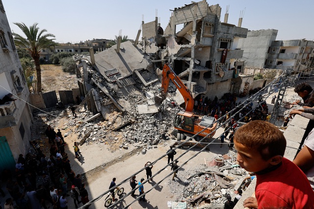 Người Palestine ngày 2.4 kiểm tra địa điểm bị Israel không kích ở thành phố Rafah thuộc miền nam Dải Gaza