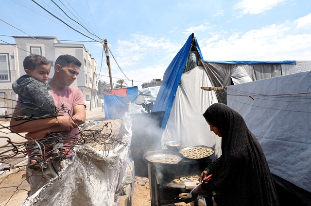 Một gia đình chuẩn bị cho lễ Eid al-Fitr, kết thúc tháng Ramadan, ở Rafah ngày 8.4