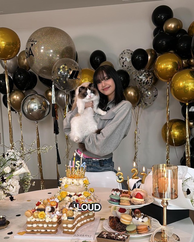 Bất chấp nắng nóng, Lisa diện váy len với độ ngắn gây sốt tại sân khấu- Ảnh 10. Bất chấp nắng nóng, Lisa diện váy len với độ ngắn gây sốt tại sân khấu- Ảnh 10.