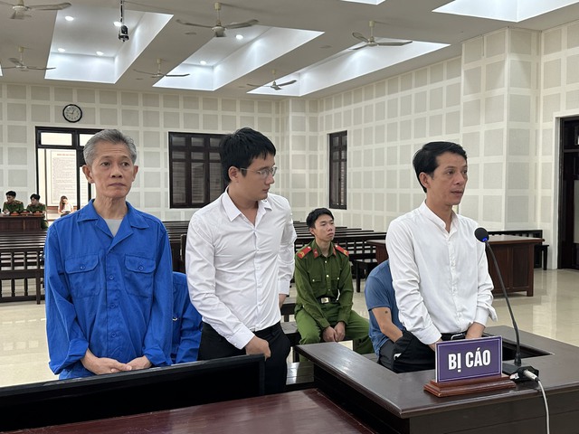 Từ trái qua: Luận, Phúc và Thuận trước tòa