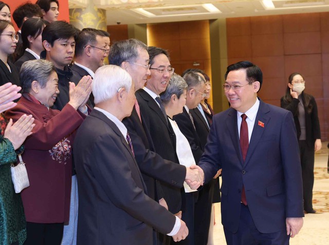 Chủ tịch Quốc hội Vương Đình Huệ với các đại biểu dự chương trình Gặp gỡ hữu nghị nhân dân Việt Nam - Trung Quốc