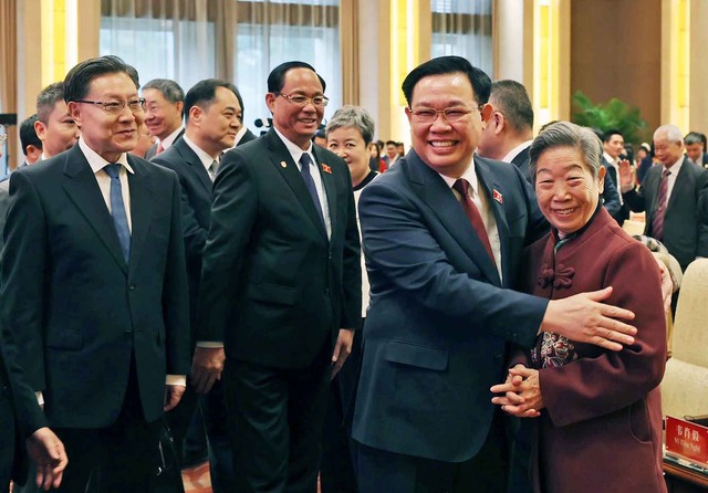 Chủ tịch Quốc hội Vương Đình Huệ với đại biểu Trung Quốc tại chương trình Gặp gỡ hữu nghị nhân dân Việt Nam - Trung Quốc